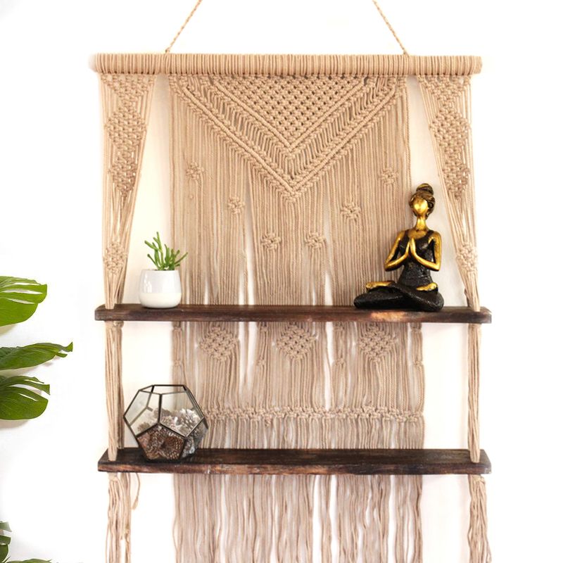 Bohemian macramé hangplank in bruin met woonaccessoires en planten
