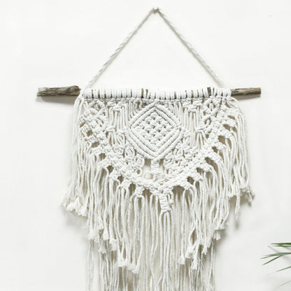 Natuurlijke katoenen macramé wanddecoratie met tribaal geïnspireerd hartmotief voor boho-interieurs
