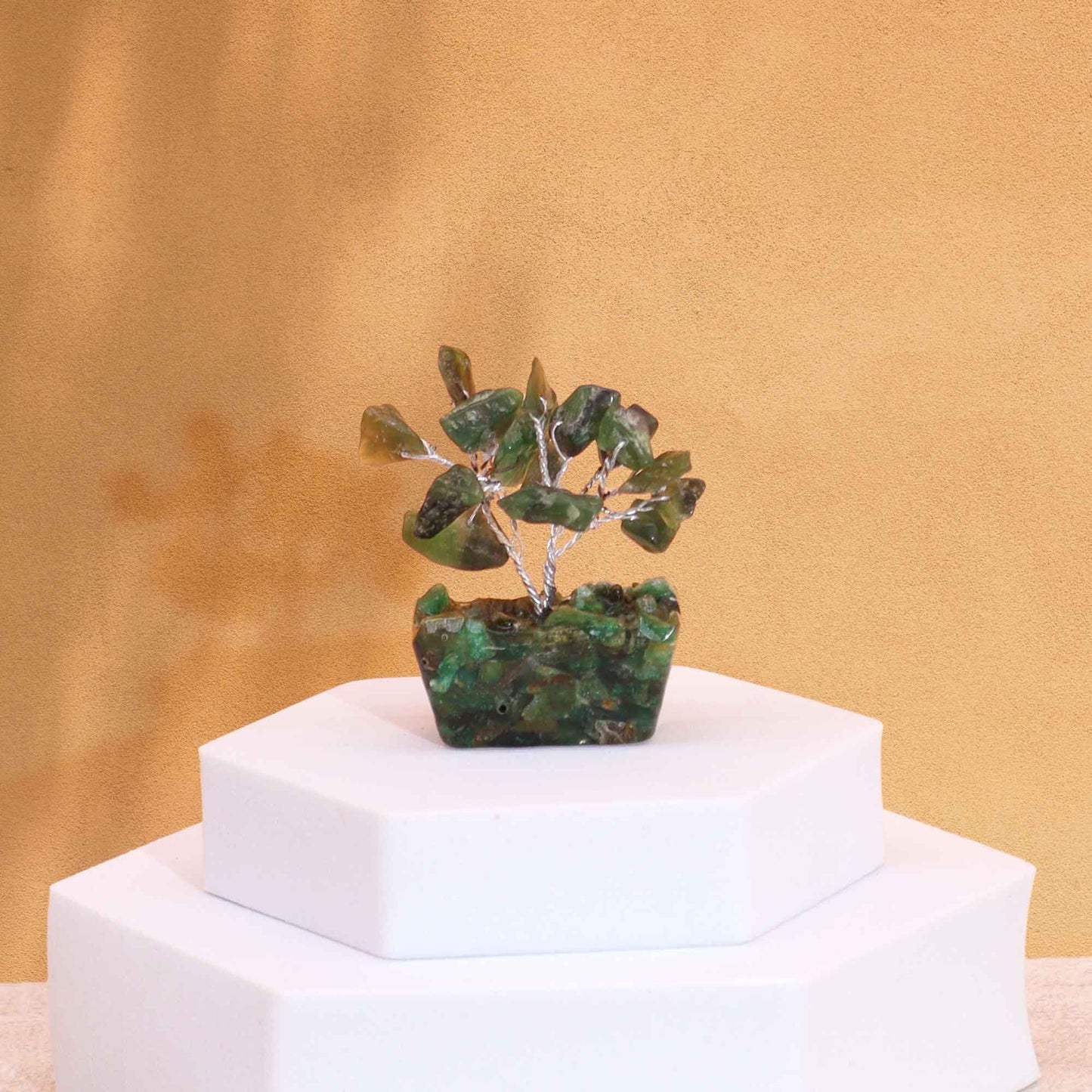 Handgemaakte mini-boom van groene aventurijn met 15 groene kristallen stukjes op koperen takken en een orgonietvoet, compact decoratiestuk voor voorspoed en geluk met EMV-afscherming uit India.
