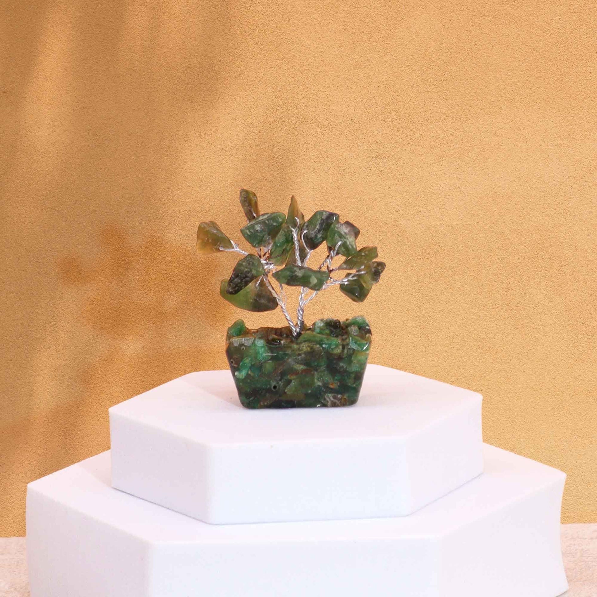 Handgemaakte mini-boom van groene aventurijn met 15 groene kristallen stukjes op koperen takken en een orgonietvoet, compact decoratiestuk voor voorspoed en geluk met EMV-afscherming uit India.
