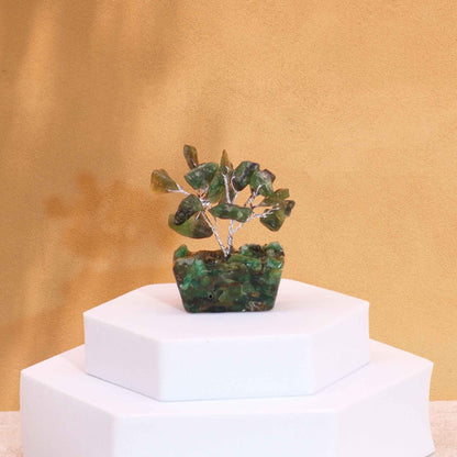 Handgemaakte mini-boom van groene aventurijn met 15 groene kristallen stukjes op koperen takken en een orgonietvoet, compact decoratiestuk voor voorspoed en geluk met EMV-afscherming uit India.
