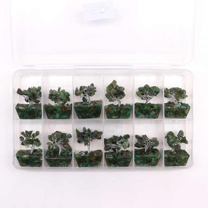 Groepsweergave van mini-groene aventurijn edelsteenbomen met orgonietvoeten, met vermelding van afmetingen en verpakking, compacte decoratiecollectie voor elke gelegenheid.
