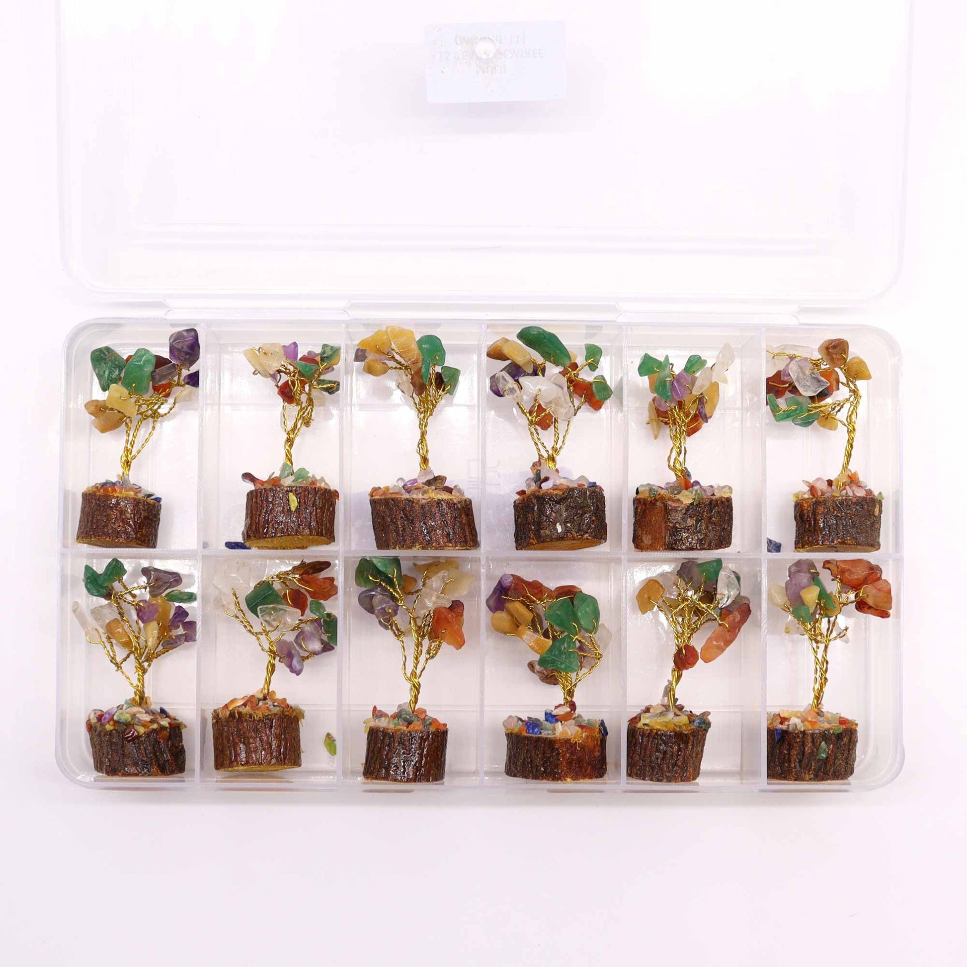 Groepspresentatie van mini-boompjes met meerdere edelstenen en natuurlijke houten voetstukken, met vermelding van afmetingen en verpakking, compacte holistische wellness-decoratiecollectie
