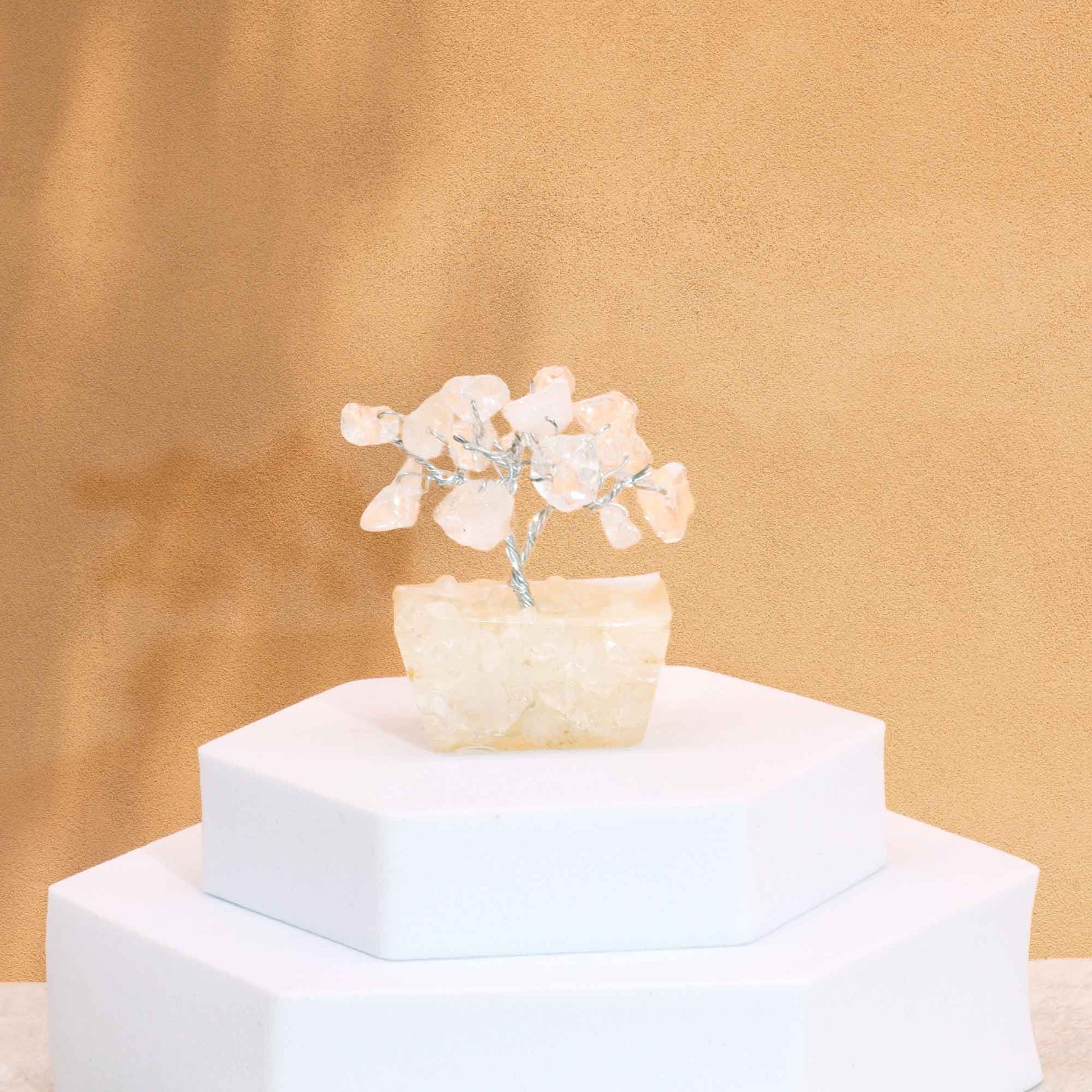 Handgemaakte mini-kwarts edelsteenboom met 15 heldere kristallen stukjes op koperdraadtakken en orgonietvoet, compacte zuiverende master healer decoratie met EMF-afscherming uit India