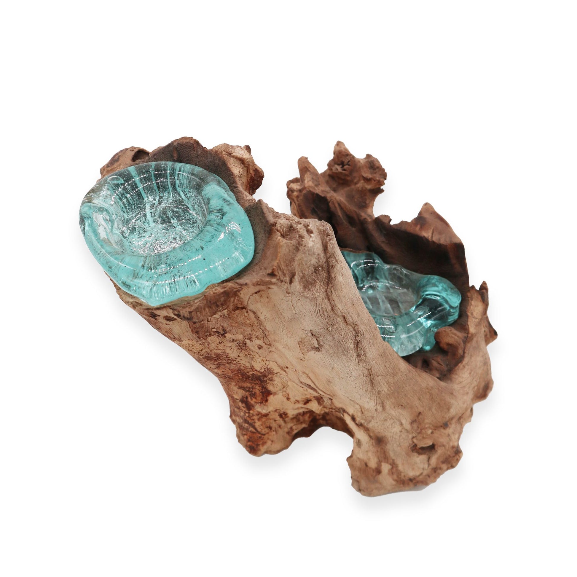 Close-up van een dubbele kandelaar van gesmolten glas, gemaakt van handgeblazen gerecycled glas dat is versmolten met natuurlijk hout, met traditionele Balinese details van dubbel kaarsenvakmanschap.
