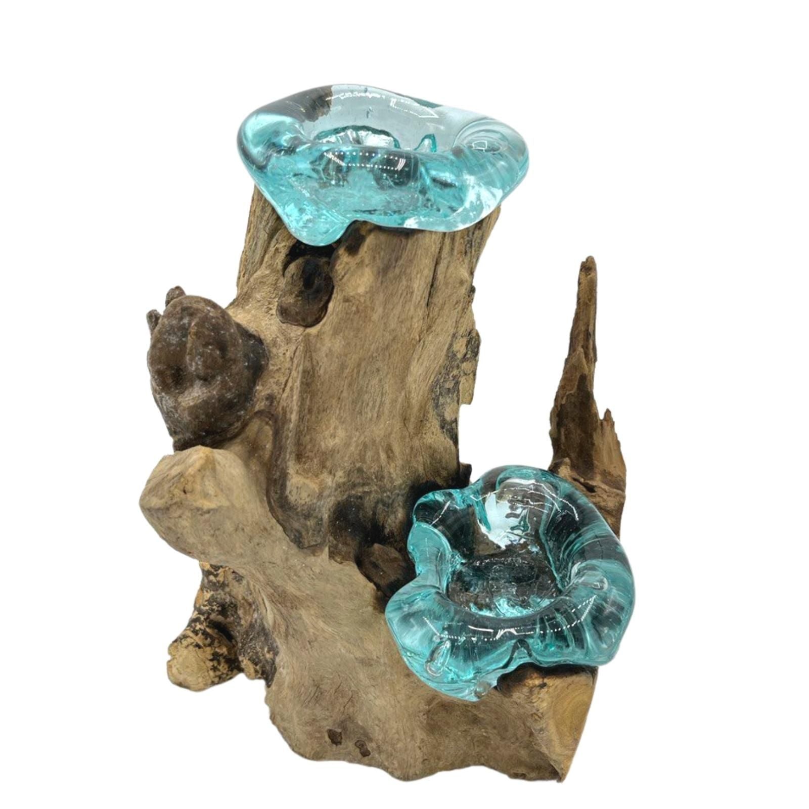 Zijaanzicht van dubbele kandelaar van gesmolten glas met twee glazen houders en een voet van natuurlijk hout, organisch sfeerverlichtingsstuk uit Bali