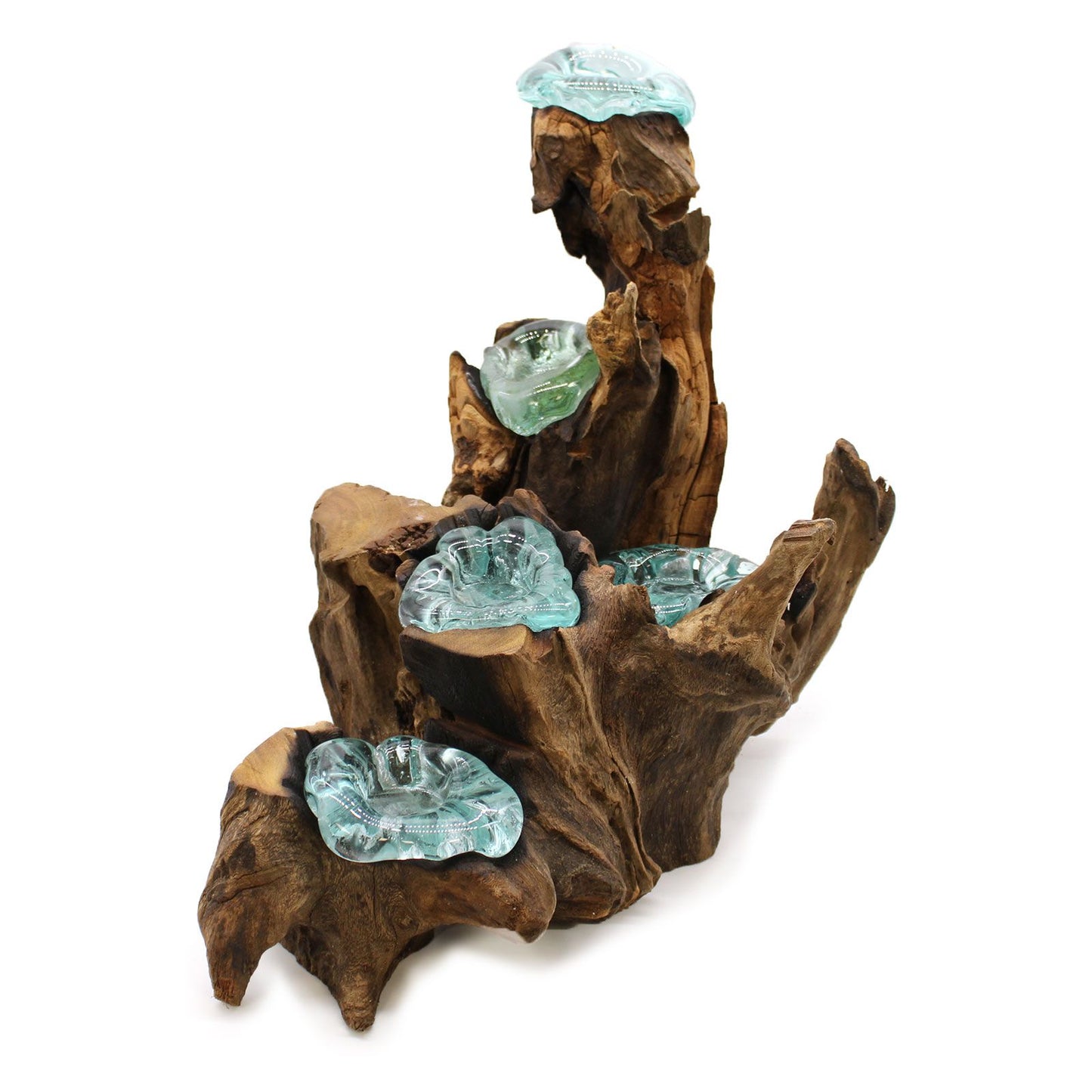 Handgemaakte kandelaar voor vijf kaarsen van gesmolten glas op een natuurlijke Gamal-houtwortel met vijf houders van gerecycled glas, unieke milieuvriendelijke Balinese decoratie voor dramatische verlichting uit Indonesië.

