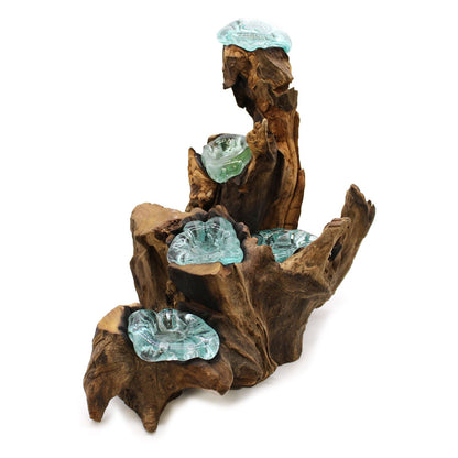 Handgemaakte kandelaar voor vijf kaarsen van gesmolten glas op een natuurlijke Gamal-houtwortel met vijf houders van gerecycled glas, unieke milieuvriendelijke Balinese decoratie voor dramatische verlichting uit Indonesië.

