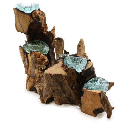 Bovenaanzicht van vijfkandelaar van gesmolten glas met vijf glazen openingen en natuurlijke houtintegratie, handgemaakt middelpunt
