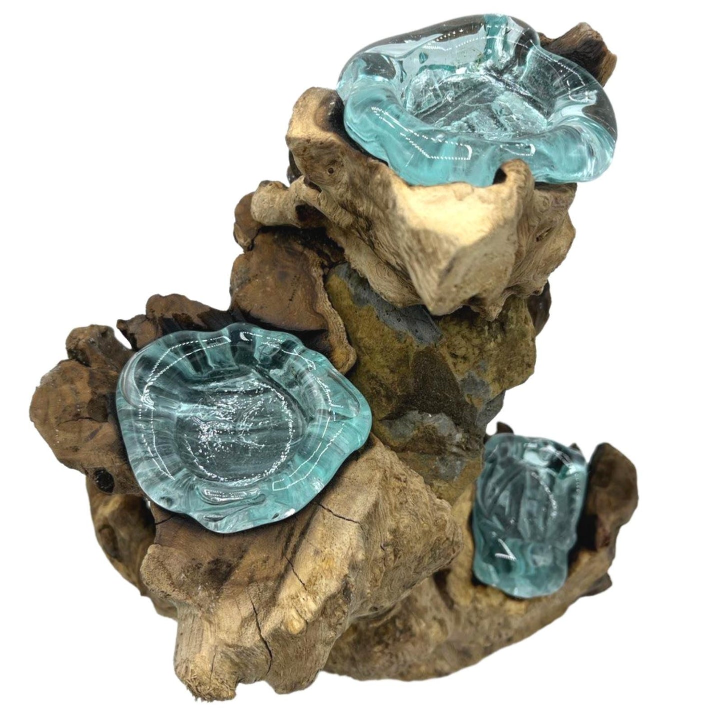 Handgemaakte driedubbele kandelaar van gesmolten glas op natuurlijke Gamal-houtwortel met drie organische gerecyclede glasvormen, unieke milieuvriendelijke Balinese sfeerverlichting uit Indonesië
