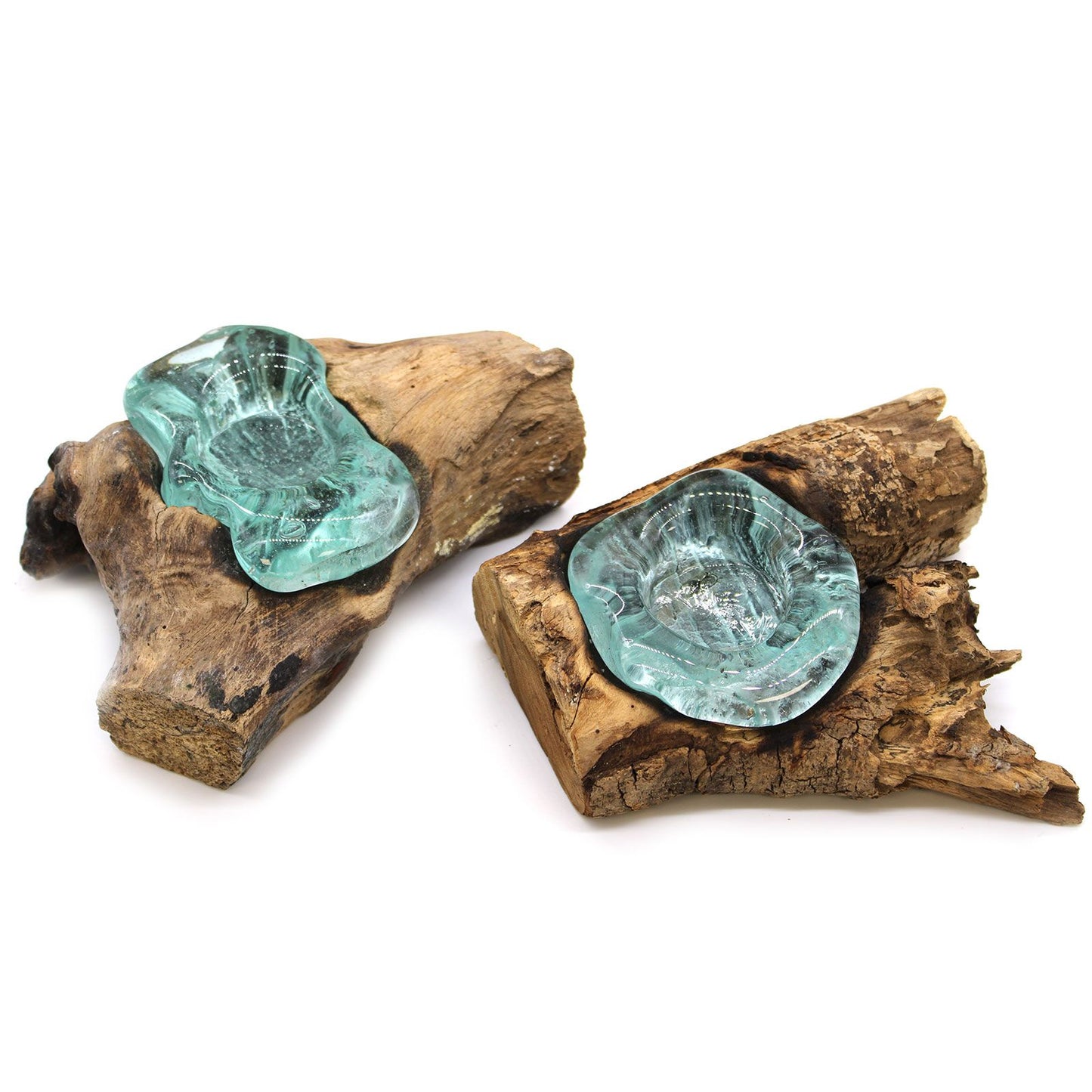 Meerdere kandelaars van gesmolten glas die sfeervolle verlichting creëren, handgemaakte Bali-collectie met een combinatie van organisch hout en glas.

