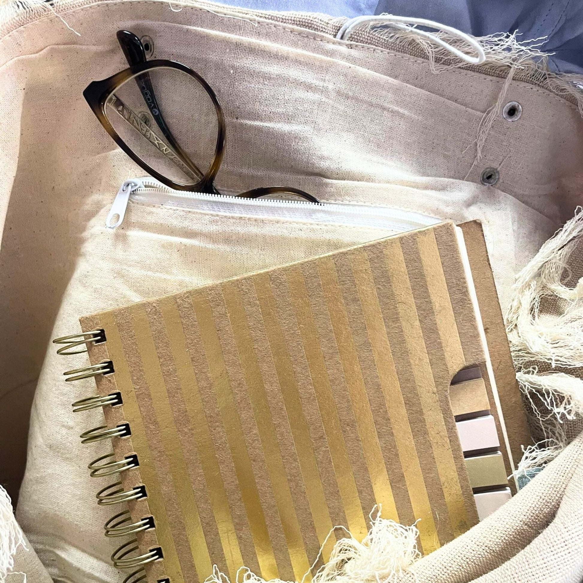 Zijaanzicht van milieuvriendelijke draagtas met leren handvatten en ruime binnenkant