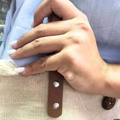 Lifestylefoto van handgemaakte natuurlijke draagtas met heilig mandala-patroon
