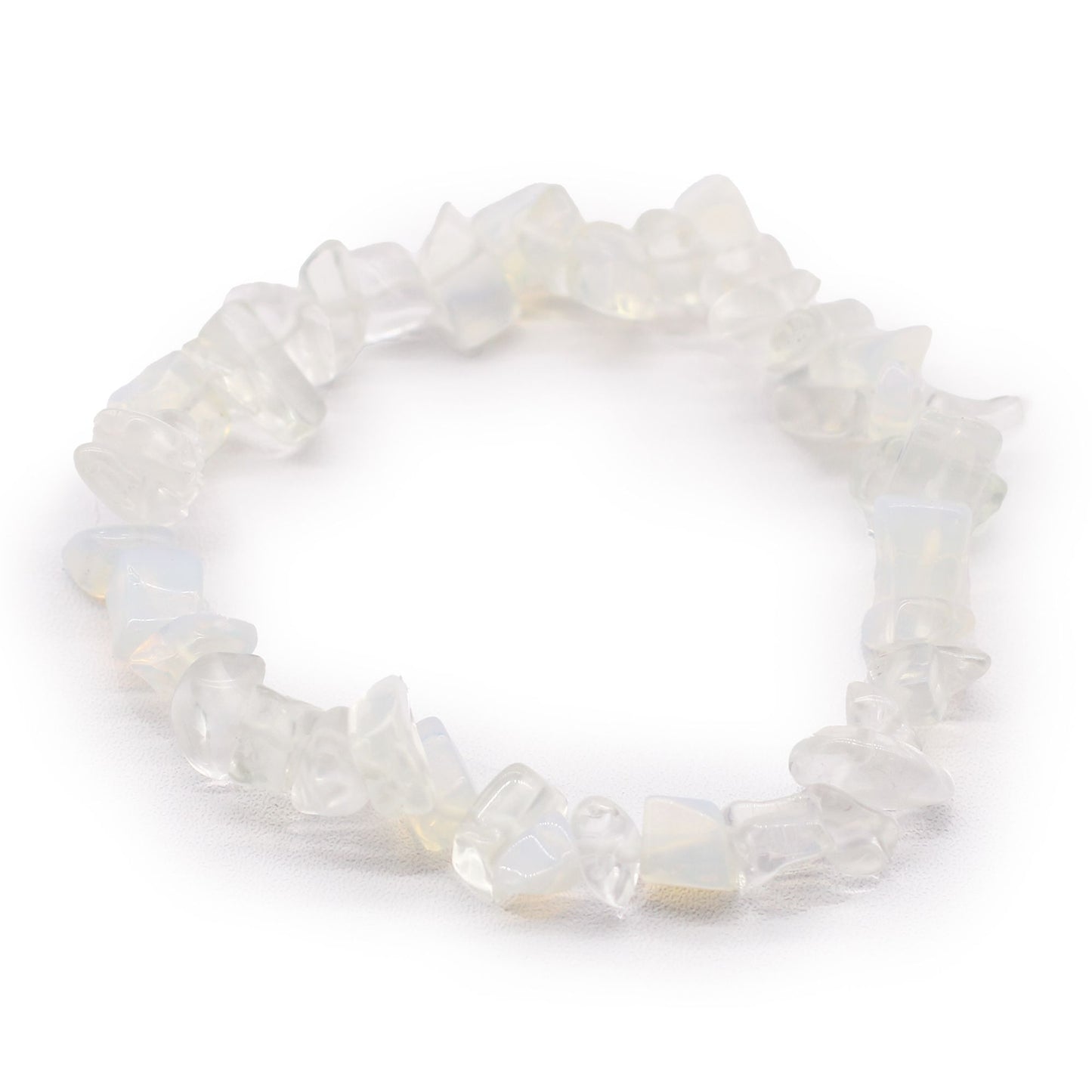 Opaliet chipstone armband met lichtgevende melkwitte kristallen die blauwe irisatie vertonen op een witte achtergrond, handgemaakte stretch sieraden voor sereniteit en balans van het derde oog chakra.
