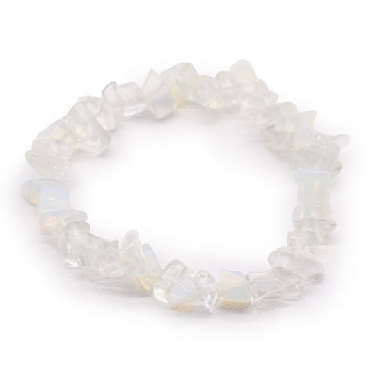 Opaliet chipstone armband met lichtgevende melkwitte kristallen die blauwe irisatie vertonen op een witte achtergrond, handgemaakte stretch sieraden voor sereniteit en balans van het derde oog chakra.
