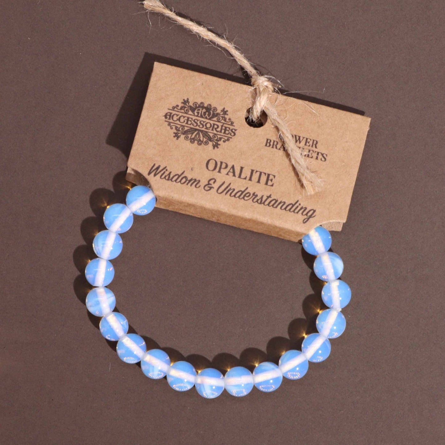 Opalite power-armband met houten geschenkkaartje met merknaam, natuurlijke iriserende edelstenen en comfortabele elastische pasvorm