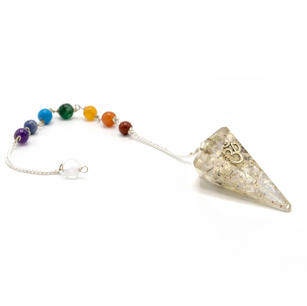 Orgoniet chakra pendel met Om in de hand, hulpmiddel voor energieheling en meditatie
