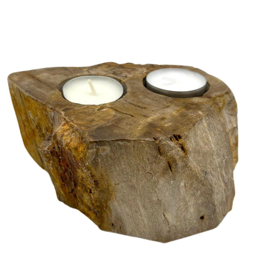 Handgemaakte dubbele kandelaar van versteend hout met natuurlijke fossiele patronen en texturen, unieke decoratie van oud hout uit Indonesië.
