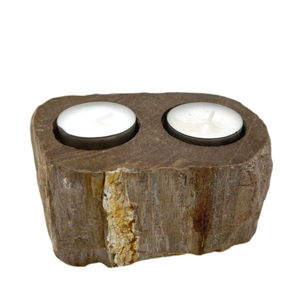 Zijaanzicht van dubbele kandelaar van versteend hout met unieke kleuren en natuurlijke scheuren, antiek fossiel hout als woonaccessoire
