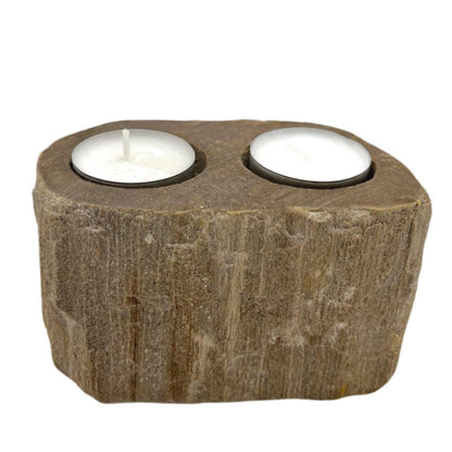 Bovenaanzicht van een kandelaar van versteend hout met twee ruimte voor theelichtjes, natuurlijke steen- en houtpatronen en organische texturen.
