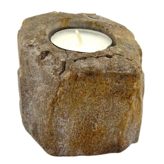Handgemaakte, lage kandelaar van versteend hout met natuurlijke fossiele patronen en texturen, unieke decoratie van oud hout uit Indonesië.