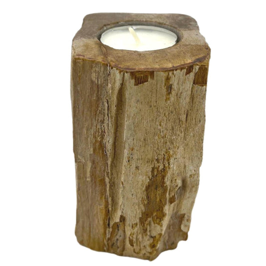 Close-up van een hoge kandelaar van versteend hout met natuurlijke nerfpatronen en mineralisatie, handgemaakte rustieke theelichthouder detail
