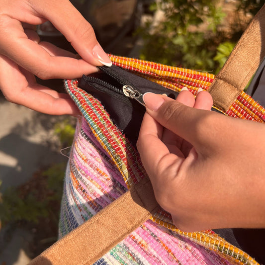 Close-up van de textuur van upcycled tapijtstof in warme grijze en bruine schemeringstinten
