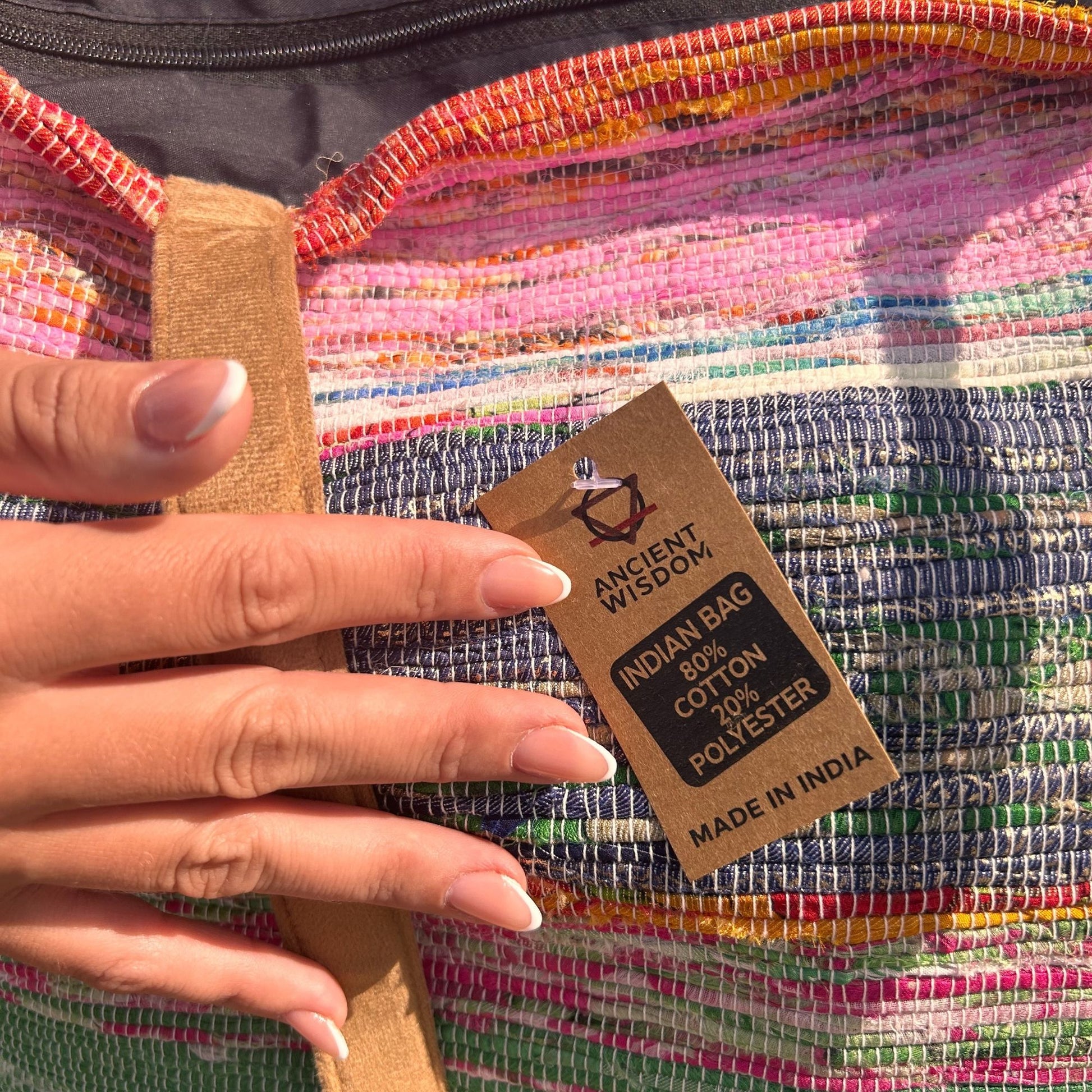 Ruime gerecyclede tapijttas met bohemienachtige schemerpatronen
