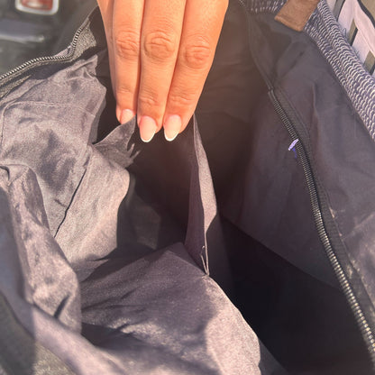 Handgemaakte upcycled tapijttas met unieke etnische design details
