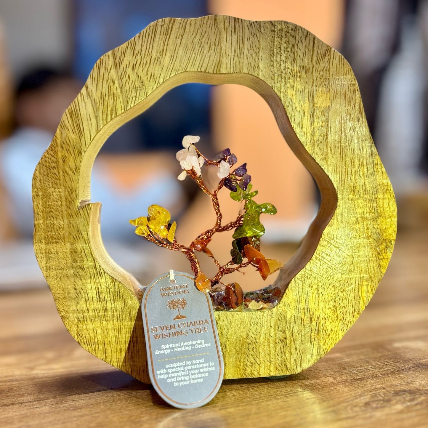 Zeven Chakra edelsteenboom met 60 kleurrijke chakra-stenen op een duurzame ringbasis van mangohout
