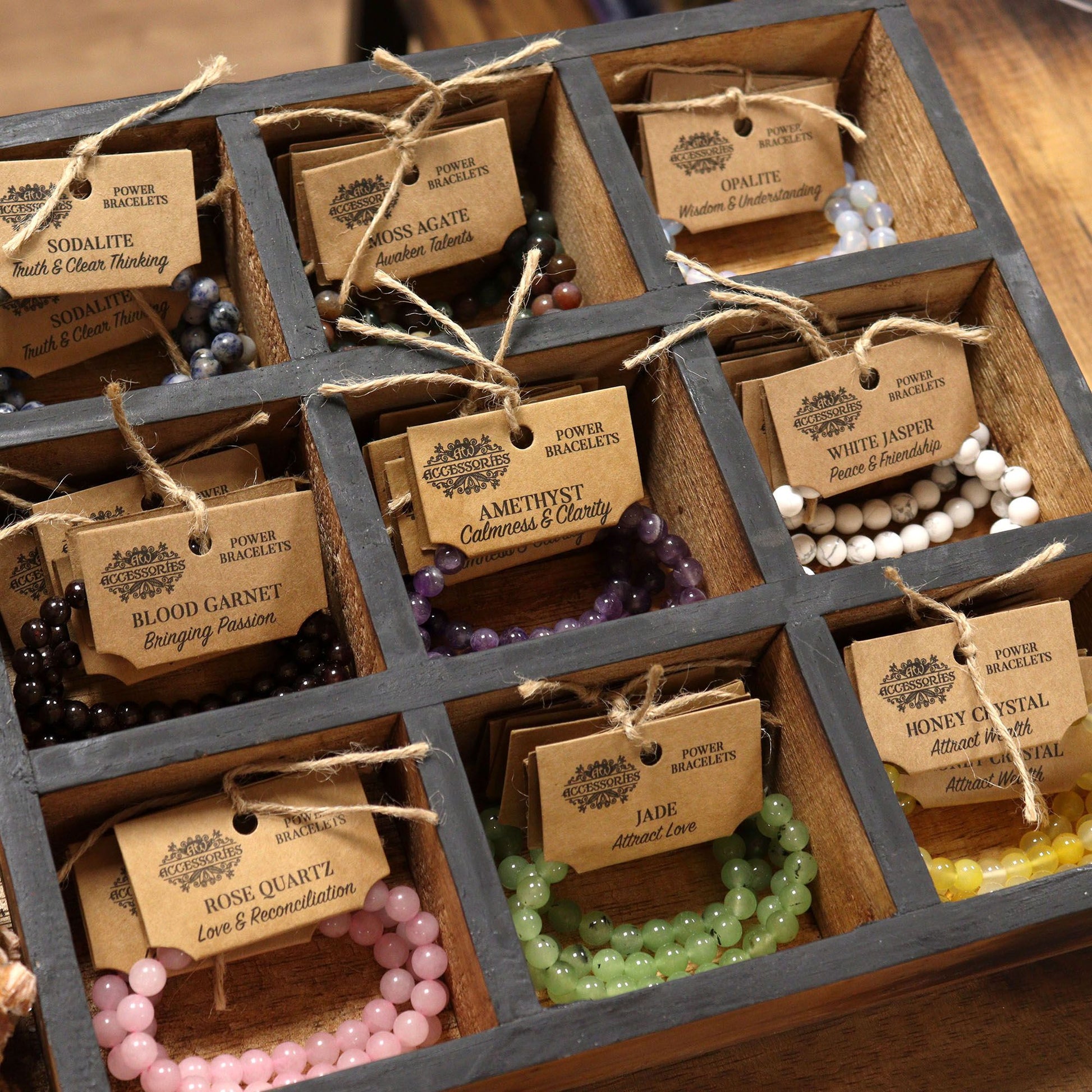 Meervoudige hoekweergave van sodaliet-krachtarmband die de kwaliteit van de edelsteen laat zien met witte calcietpatronen en een elastisch bandontwerp met cadeauverpakking
