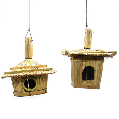 Volledig beeld van een kleine vierkante zeegrasvogelhuisje in een tuin, perfect voor balkons