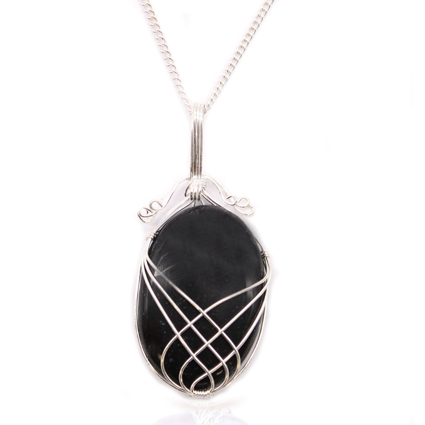 Zwarte onyx swirl gewikkelde edelsteen ketting met verzilverde draadwikkeling, handgemaakt in India voor unieke beschermende sieraden.
