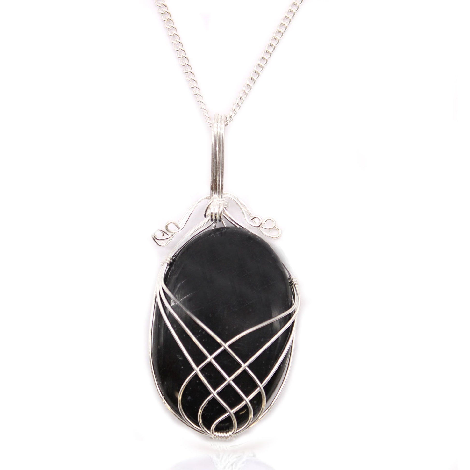 Zwarte onyx swirl gewikkelde edelsteen ketting met verzilverde draadwikkeling, handgemaakt in India voor unieke beschermende sieraden.
