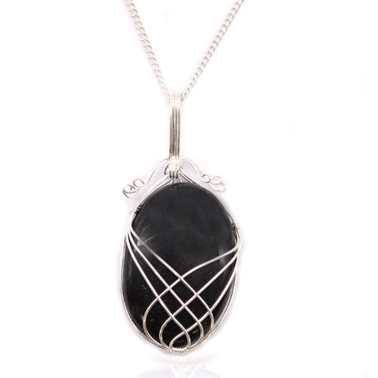 Zwarte onyx swirl gewikkelde edelsteen ketting met verzilverde draadwikkeling, handgemaakt in India voor unieke beschermende sieraden.

