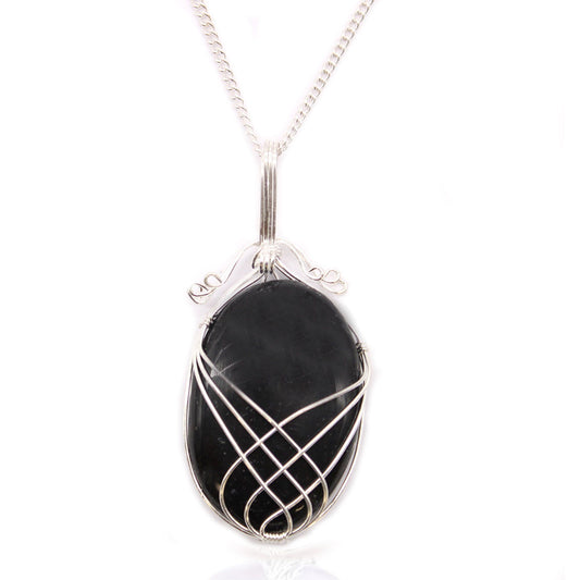 Zwarte onyx swirl gewikkelde edelsteen ketting met verzilverde draadwikkeling, handgemaakt in India voor unieke beschermende sieraden.
