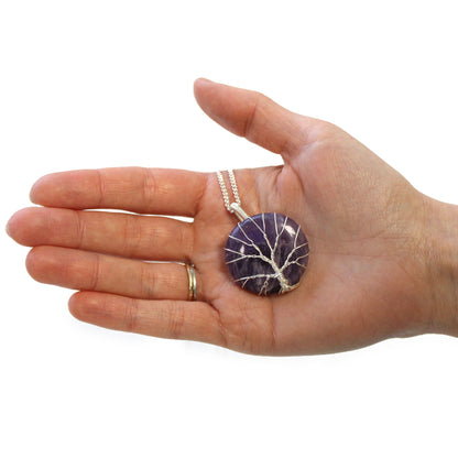 Tree of Life edelstenen ketting gedragen met amethist hanger en verzilverd vakmanschap voor innerlijke rust en spirituele verbinding
