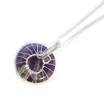 Amethyst Tree of Life ketting met betoverende violette tinten en een zorgvuldig vervaardigd draadontwerp in de vorm van een boom voor spirituele elegantie.
