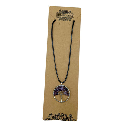 Amethyst Tree of Life hanger detailweergave met natuurlijke paarse steen en gedetailleerd metalen boomontwerp voor spirituele groei