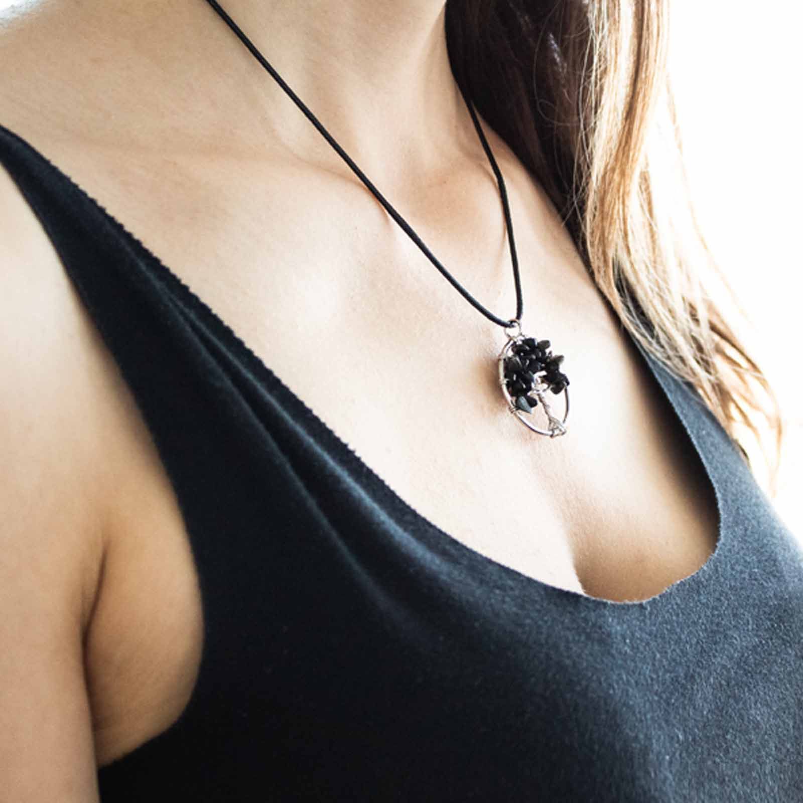 Tree of Life zwarte agaat hanger gedragen als ketting met verstelbaar koord en rond ontwerp met heilig boomsymbool
