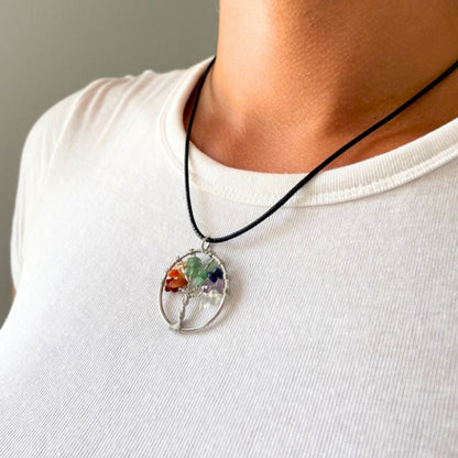 Tree of Life chakra hanger gedragen als ketting met verstelbaar koord en rond ontwerp met heilige boom en regenboog chakra stenen
