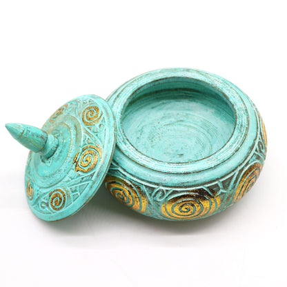 Close-up van turquoise snoeppot met decoratieve details en glanzende glazuurafwerking