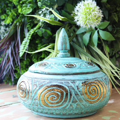 Open turquoise pot met gedrongen vorm, waarin de opslagruimte te zien is, keramische snoeppot


