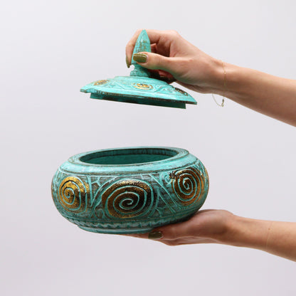Turquoise decoratieve snoeppot met sierlijk deksel, bohemien vintage-geïnspireerd opbergstuk
