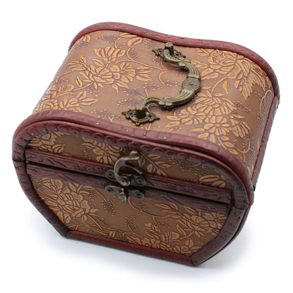 Close-up van koperen beslag en verouderde afwerking op vintage appelopslagdoos
