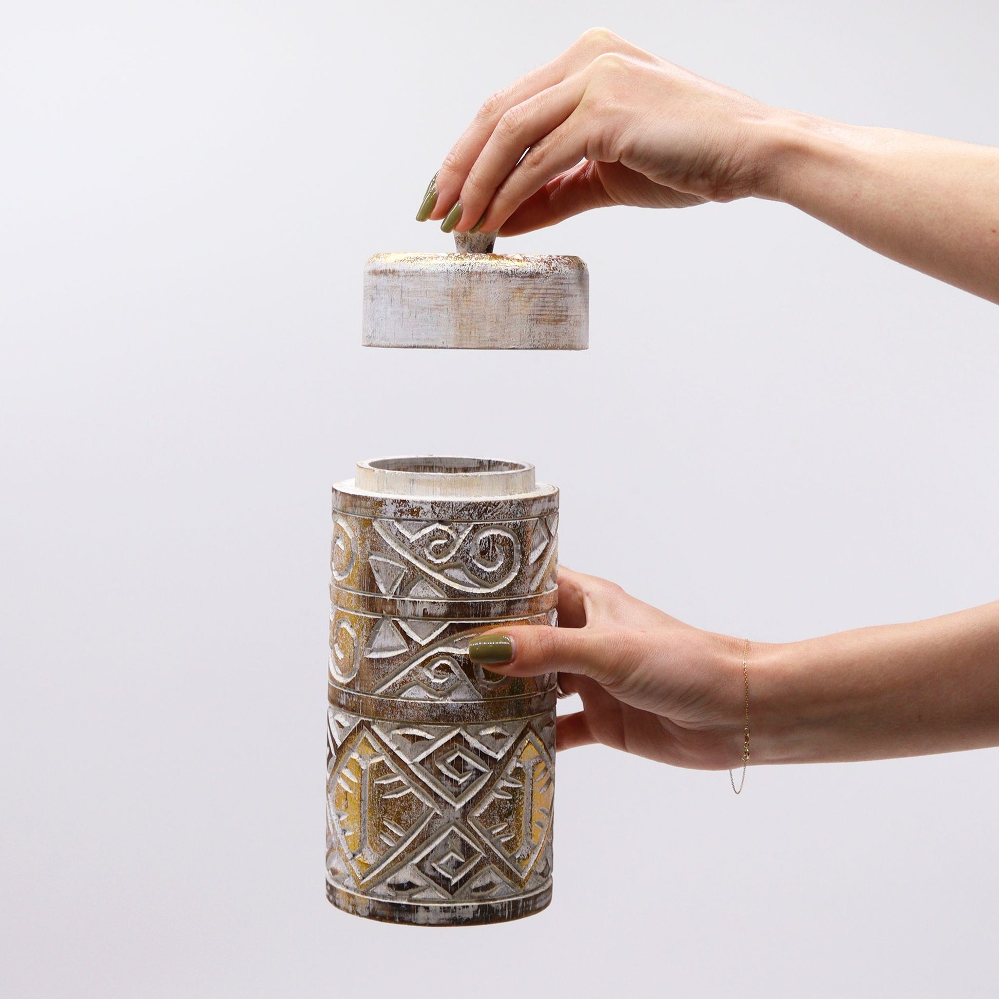 Witte en gouden hoge decoratieve container, bohemien elegant opbergmeubel
