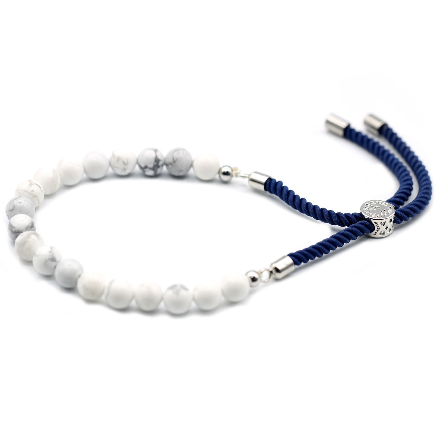 Witte howliet verzilverde marineblauwe kettingarmband met natuurlijke witte edelsteen kralen en marineblauw verstelbaar koord met 925 zilveren schuifgesp op witte achtergrond
