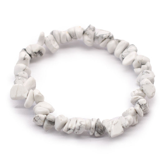 Witte jaspis chipstone armband met natuurlijke crèmekleurige kristallen op een witte achtergrond, handgemaakte stretch sieraden voor zuiverheid en balans van het kruinchakra.

