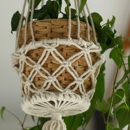 Macramé plantenhanger klein met plant close-up - bohemian interieur decoratie
