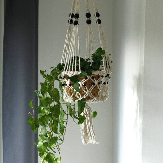 Detail macramé weefpatroon met decoratieve kralen - handgeweven plantenhanger groot
